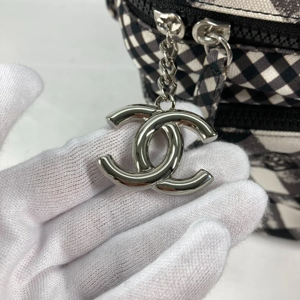 CHANEL White Shoulder Bag